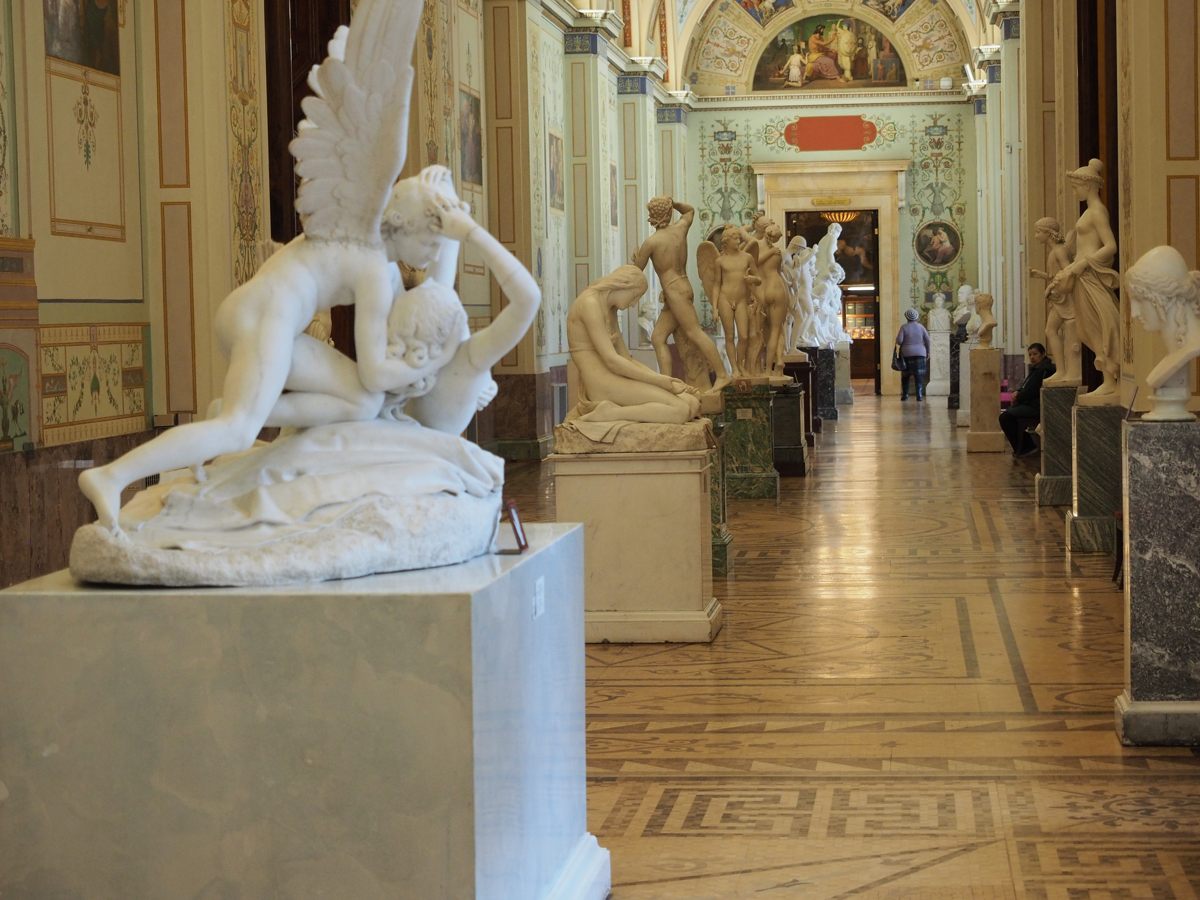 絵画と彫刻の展示室の一例。